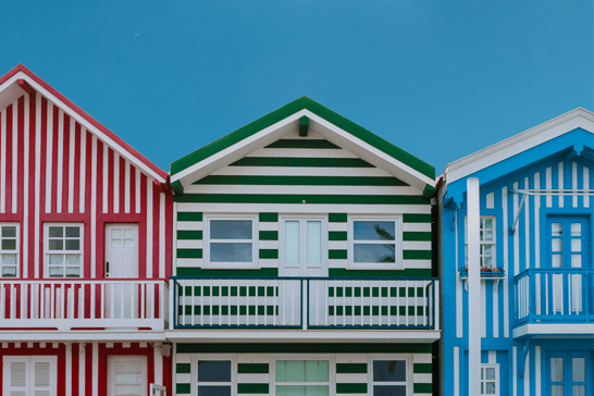 Casas con rayas de colores