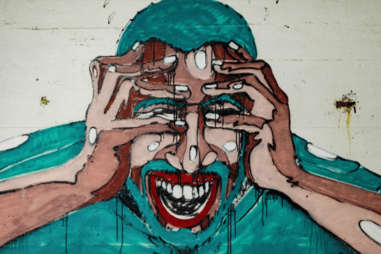 Graffiti de hombre agarrandose la cabeza